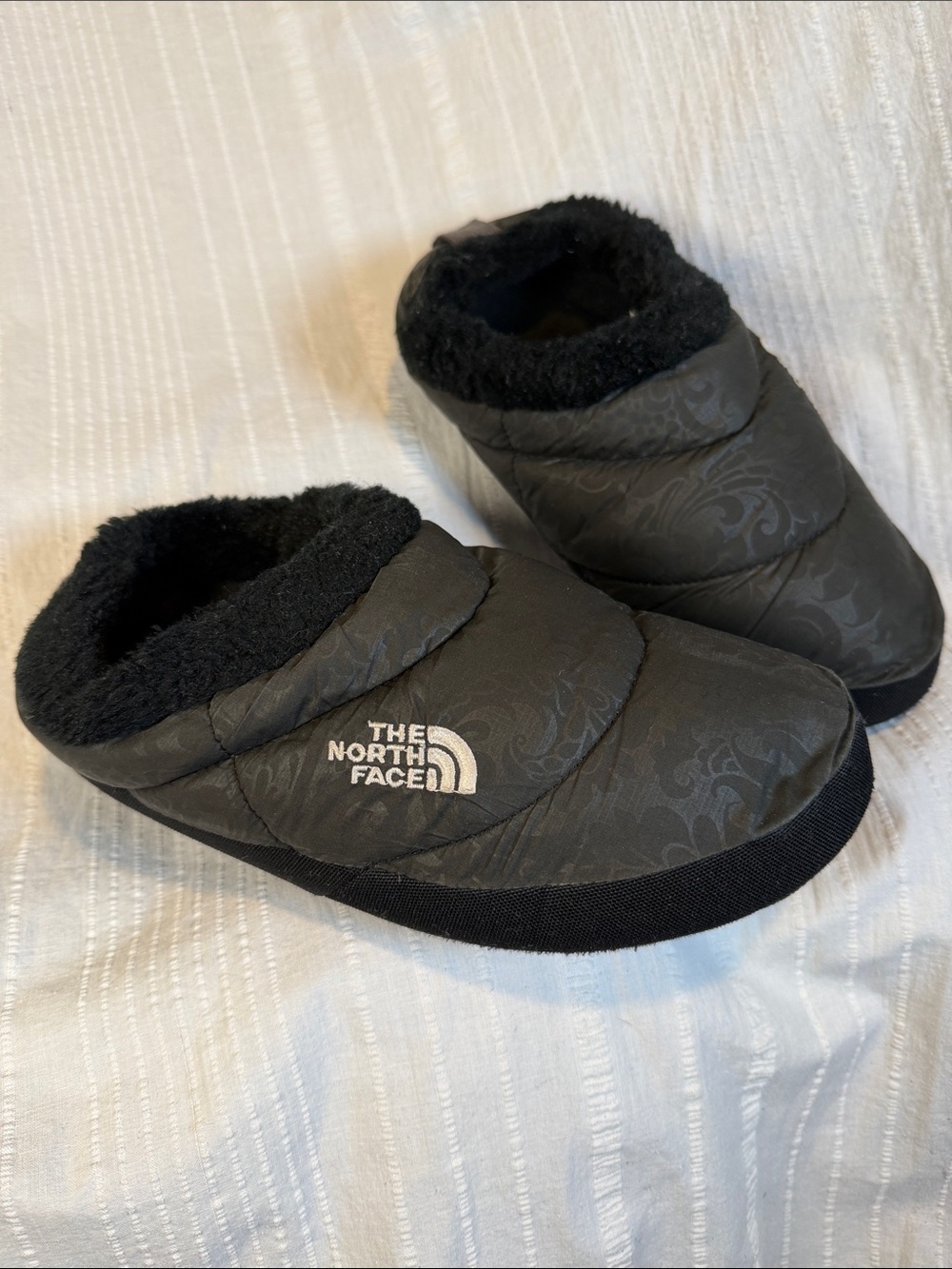 The North Face Quilted Goose Down Insulated Slip-On Slippers Women’s 8-9 Camping